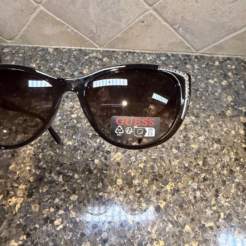 NWOT Guess Cat Eye Sunglasses Black Rhinestone Accent w/ Case - Picture 6 of 6